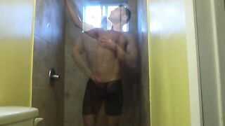Josh, amateur, se branle sous la douche