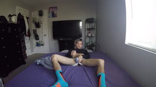 Kainan com cara de bebê acaricia seu pau grande