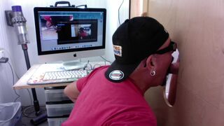 Ordenhando o papai no Gloryhole