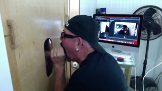 Alimentación de gallos en Gloryhole por la tarde