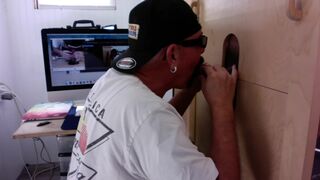 Haciéndole una mamada a un joven mecánico