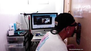 Gloryhole chupa y folla