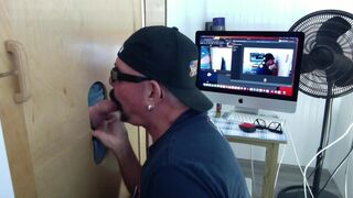 Fellation au gloryhole sous la pluie