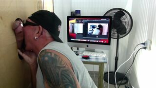 Étalon bien membré suce dans un gloryhole