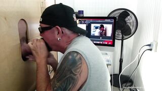 Semental colgado se hace una mamada en el gloryhole