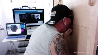 Semental colgado se hace una mamada en el gloryhole