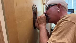 Boquete em Gloryhole com Pau Grosso