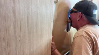 Mon pote de gorge me baise fort