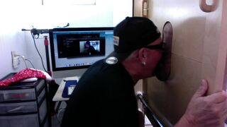 Papa latino baise dans un gloryhole