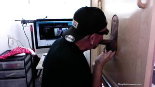 Papà latino scopato al gloryhole