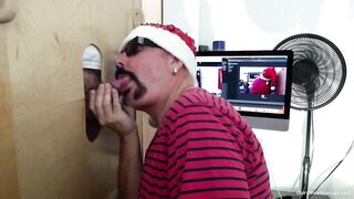 Cara alto recebe boquete no gloryhole