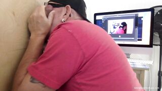 Un papa latin se fait sucer au gloryhole