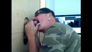 Un militaire suce dans un gloryhole