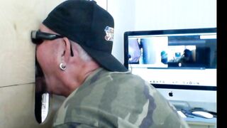 Militar Gloryhole Chupando