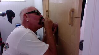 Uomo sposato scopato al gloryhole