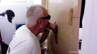 Uomo sposato scopato al gloryhole