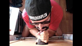 Chupando la polla de un policía negro