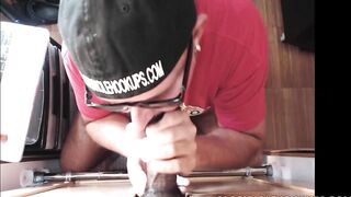 Sucer la bite d'un policier noir