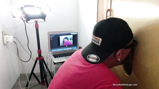 Gloryhole con stallone appeso, gola profonda