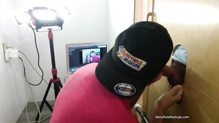Gloryhole con stallone appeso, gola profonda