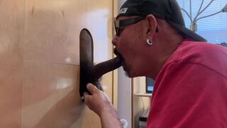 Un homme ébène bien membré se fait sucer