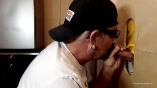 Diversão com chupada de pau suculento em Gloryhole