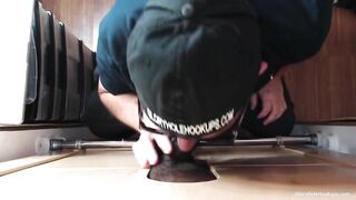 Gloryhole de ébano escuro chupando e engolindo