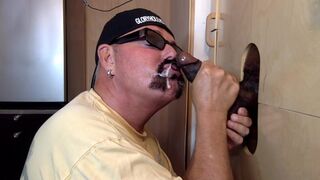 Sucer une bite noire dans un gloryhole