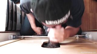 Succhiare un cazzo nero al gloryhole