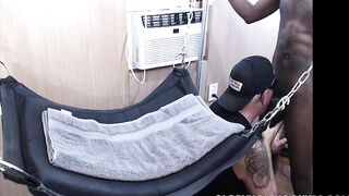 O segurança pega meus dois buracos