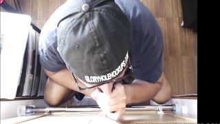 Camionero quiere una mamada en el Glory Hole