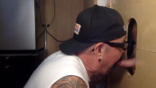 Un ouvrier du bâtiment veut de la gorge et du cul