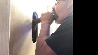 Delicias de Gloryhole con gallo de chocolate