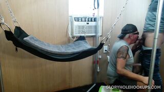 Un homme à longue bite me baise le cul à cru