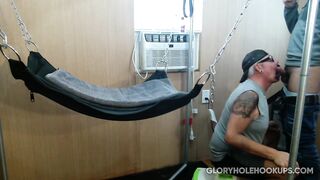 Un homme à longue bite me baise le cul à cru