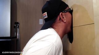 Une bite noire excitée au gloryhole