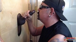 Je suis nouvellement mariée et j'ai besoin d'une fellation dans un gloryhole