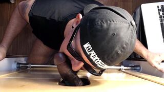 Mungere il cazzo di cioccolato al Gloryhole