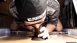 Grosse bite d'ébène au gloryhole