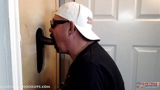 Schokoladenschwanz im Gloryhole gewartet