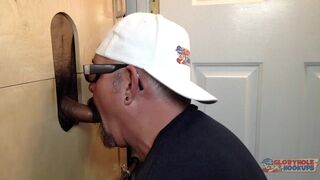 Latino caliente se corre en el Gloryhole