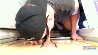 Ein letztes Saugen und Schlucken