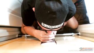 Visitante recorrente do Gloryhole sai feliz novamente