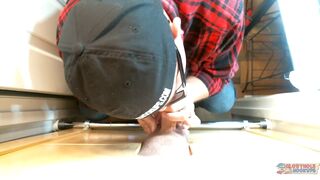 Un pompier se fait sucer au Gloryhole