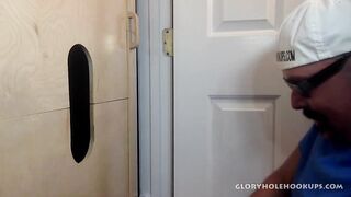 Un Latino délivre une grosse charge au Gloryhole