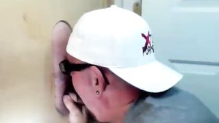 Un grosso cazzo viene per nutrirsi al gloryhole