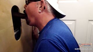 Longue bite noire dans un gloryhole