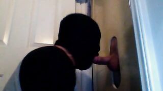 Incrível chupadora de rola mascarada em Gloryhole