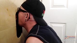 Prima volta al Gloryhole Daddy Cock