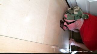 Vue aérienne d'une fellation dans un gloryhole